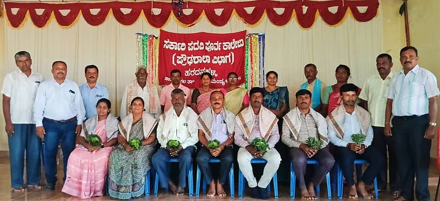 ನಾಗಮಂಗಲ ತಾಲ್ಲೂಕಿನ ಹರದನಹಳ್ಳಿ ಸರ್ಕಾರಿ ಪ್ರೌಢಶಾಲೆಯಲ್ಲಿ ನಡೆದ ‘ನಮ್ಮ ಶಾಲೆ ನಮ್ಮ ವಿದ್ಯಾರ್ಥಿ’ ಕಾರ್ಯಕ್ರಮದಲ್ಲಿ ಮುಖ್ಯಶಿಕ್ಷಕರನ್ನು ಸನ್ಮಾನಿಸಲಾಯಿತು