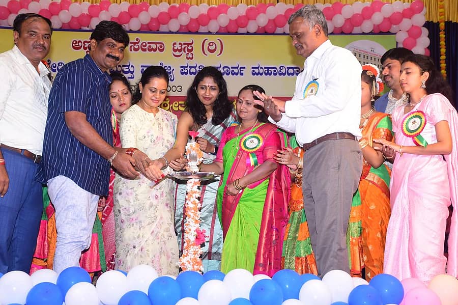 ಧಾರವಾಡದ ವೈ.ಬಿ.ಅಣ್ಣಿಗೇರಿ ಕಾಲೇಜಿನಲ್ಲಿ ಆಯೋಜಿಸಿದ್ದ ಕಾರ್ಯಕ್ರಮವನ್ನು ಶಿವಲೀಲಾ ಕುಲಕರ್ಣಿ ಉದ್ಘಾಟಿಸಿದರು