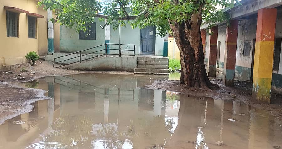 ಮಂಗಳವಾರ ರಾತ್ರಿ ಸುರಿದ ಮಳೆಯಿಂದಾಗಿ ಕೇಂದ್ರ ಶಾಲಾ ಆವರಣದಲ್ಲಿನ ಅಂಗನವಾಡಿ ಕೇಂದ್ರದ ಆವರಣದಲ್ಲಿ ನೀರು ನಿಂತಿದೆ