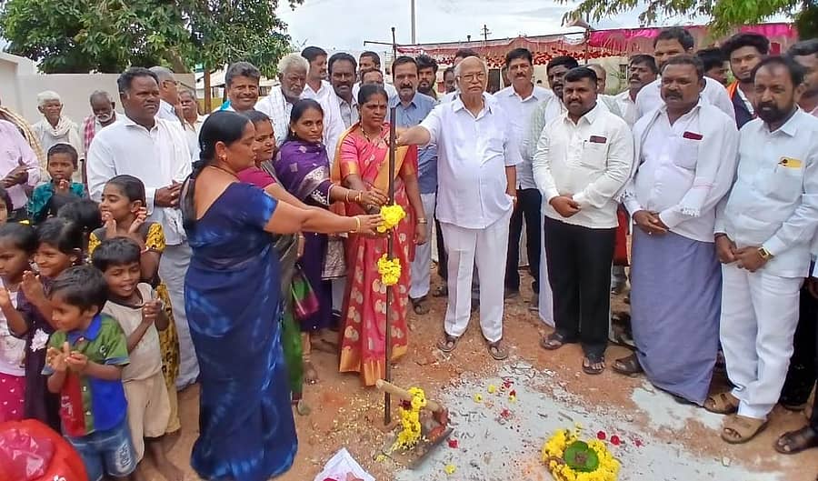 ನಾಯಕನಹಟ್ಟಿ ಸಮೀಪದ ರಾಮದುರ್ಗ ಗ್ರಾಮದಲ್ಲಿ ಶಾಸಕ ಎನ್.ವೈ.ಗೋಪಾಲಕೃಷ್ಣ ಶಾಲಾ ಕೊಠಡಿಗಳ ನಿರ್ಮಾಣಕ್ಕೆ ಬುಧವಾರ ಭೂಮಿಪೂಜೆ ನೆರವೇರಿಸಿದರು 