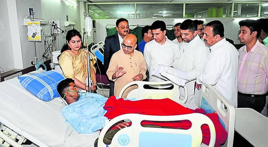 <div class="paragraphs"><p>ಶಿವಾಜಿನಗರದಲ್ಲಿರುವ ಬೌರಿಂಗ್ ಆಸ್ಪತ್ರೆಗೆ ಸೋಮವಾರ ಭೇಟಿನೀಡಿದ ಸಚಿವ ಡಾ.ಶರಣ ಪ್ರಕಾಶ ಪಾಟೀಲ ರೋಗಿಗಳ ಆರೋಗ್ಯವನ್ನು ವಿಚಾರಿಸಿದರು. ಶಾಸಕ ರಿಜ್ವಾನ್ ಅರ್ಷದ್ ಜತೆಗಿದ್ದರು&nbsp;ಪ್ರಜಾವಾಣಿ ಚಿತ್ರ</p></div>