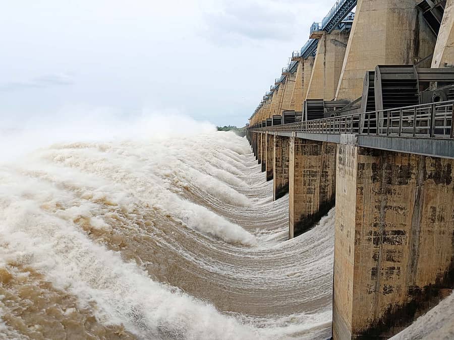 ನಾರಾಯಣಪುರ ಸಮೀಪದ ಬಸವಸಾಗರ ಜಲಾಶಯದಿಂದ ಬುಧವಾರ ನೀರು ಹೊರಬಿಡಲಾಯಿತು