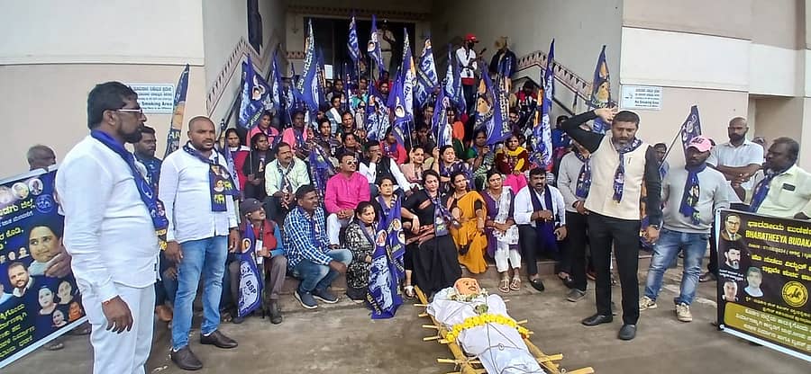 ಕೊಡಗು ಜಿಲ್ಲೆಯ ಎಲ್ಲ ತಾಲ್ಲೂಕುಗಳಲ್ಲೂ ವಿದ್ಯುತ್ ಚಿತಾಗಾರಗಳನ್ನು ನಿರ್ಮಿಸಬೇಕು ಎಂದು ಒತ್ತಾಯಿಸಿ ಬಹುಜನ ಸಮಾಜ ಪಾರ್ಟಿ (ಬಿಎಸ್ಪಿ) ಕಾರ್ಯಕರ್ತರು ಬುಧವಾರ ಜಿಲ್ಲಾಧಿಕಾರಿ ಕಚೇರಿ ಮುಂದೆ ಅಣಕು ಶವ ಮಲಗಿಸಿ ಪ್ರತಿಭಟನೆ ನಡೆಸಿದರು