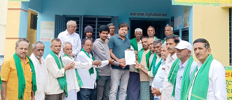 ಹೊಳಲ್ಕೆರೆಯಲ್ಲಿ ರೈತಸಂಘದ ಸದಸ್ಯರು ಹನಿ ನೀರಾವರಿ ಸಹಾಯಧನವನ್ನು ಶೇ 90ಕ್ಕೆ ಹೆಚ್ಚಿಸುವಂತೆ ಆಗ್ರಹಿಸಿ ತೋಟಗಾರಿಕೆ ಇಲಾಖೆಯ ಅಧಿಕಾರಿಗೆ ಮನವಿ ನೀಡಿದರು.