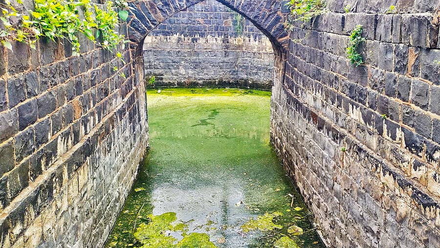 ಕೋಟಮಾಳ ಗ್ರಾಮದ ಶಿವಾಜಿ ವೃತದ ಸಮೀಪ ಇರುವ ತೆರೆದ ಬಾವಿಯ ನೀರು ಹಸಿರು ಬಣ್ಣಕ್ಕೆ ತಿರುಗಿದೆ