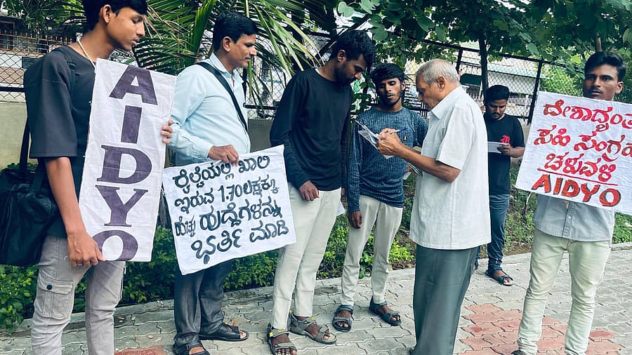 ರೇಲ್ವೆ ಇಲಾಖೆಯಲ್ಲಿನ ಖಾಲಿ ಹುದ್ದೆ ಭರ್ತಿ ಮಾಡುವಂತೆ ಆಗ್ರಹಿಸಿ ಎಐಡಿವೈಒ ಜಿಲ್ಲಾ ಘಟಕದ ಪದಾಧಿಕಾರಿಗಳು ಬುಧವಾರ ರಾಯಚೂರಿನ ಜವಾಹರ್ ನಗರದ ಉದ್ಯಾನದಲ್ಲಿ ಸಾರ್ವಜನಿಕರಿಂದ ಸಹಿ ಸಂಗ್ರಹ ಮಾಡಿದರು
