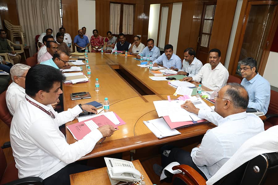 ಔಷಧ ನಿಯಂತ್ರಣ ಅಧಿಕಾರಿಗಳ ಜತೆಗೆ ದಿನೇಶ್ ಗುಂಡೂರಾವ್ ಸಭೆ ನಡೆಸಿದರು. ಇಲಾಖೆಯ ಪ್ರಧಾನ ಕಾರ್ಯದರ್ಶಿ ಹರ್ಷ ಗುಪ್ತ ಉಪಸ್ಥಿತರಿದ್ದರು. 