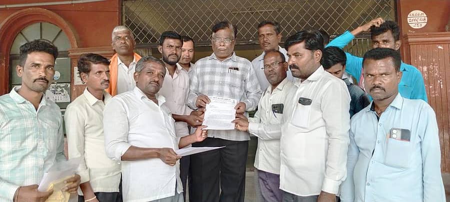 ಸಿಂಧನೂರಿನ ಕರ್ನಾಟಕ ರಾಜ್ಯ ಛಲವಾದಿ ಮಹಾಸಭಾ ತಾಲ್ಲೂಕು ಘಟಕ ಬುಧವಾರ ರಾಜ್ಯಪಾಲರಿಗೆ ಬರೆದ ಮನವಿ ಪತ್ರವನ್ನು ಗ್ರೇಡ್-2 ತಹಶೀಲ್ದಾರ್ ಚಂದ್ರಶೇಖರ ಅವರಿಗೆ ಸಲ್ಲಿಸಿದರು