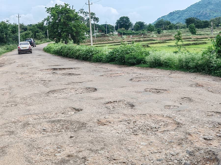 ಭರಚುಕ್ಕಿ ಜಲಪಾತಕ್ಕೆ ಸಂಪರ್ಕ ಕಲ್ಪಿಸುವ ರಸ್ತೆಯಲ್ಲಿ ಬಿದ್ದಿರುವ ಗುಂಡಿಗಳು.