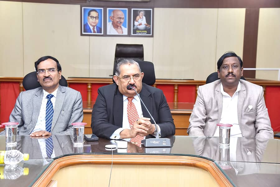 ಹಾವೇರಿ ಜಿಲ್ಲಾಧಿಕಾರಿ ಕಚೇರಿಯಲ್ಲಿ ಗುರುವಾರ ಪತ್ರಿಕಾಗೋಷ್ಠಿಯಲ್ಲಿ ಮಾನವ ಹಕ್ಕುಗಳ ಆಯೋಗದ ಅಧ್ಯಕ್ಷ ಡಾ. ಶ್ಯಾಮ್ ಭಟ್ ಮಾತನಾಡಿದರು. ಸದಸ್ಯರಾದ ಎಸ್.ಕೆ. ವಂಟಿಗೋಡಿ, ಜಿಲ್ಲಾಧಿಕಾರಿ ವಿಜಯ ಮಹಾಂತೇಶ ಇದ್ದರು