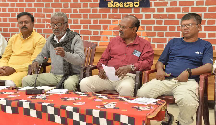 ಕೋಲಾರದಲ್ಲಿ ಗುರುವಾರ ಪತ್ರಿಕಾಗೋಷ್ಠಿಯಲ್ಲಿ ಸಾಹಿತಿ ಕೋಟಿಗಾನಹಳ್ಳಿ ರಾಮಯ್ಯ ಮಾತನಾಡಿದರು