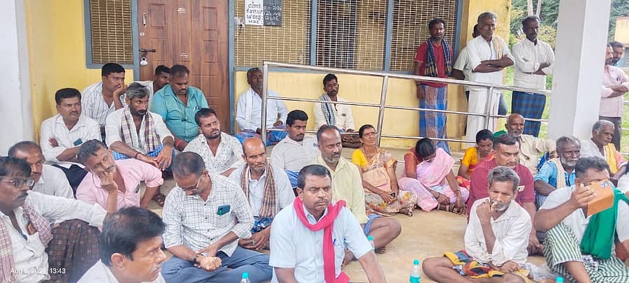 ಮಳವಳ್ಳಿ ತಾಲ್ಲೂಕಿನ ಟಿ.ಕಾಗೇಪುರ ಬಳಿಯ ಕಾವೇರಿ ನೀರಾವರಿ ನಿಗಮದ ಕಚೇರಿಗೆ ಬೀಗ ಜಡಿದು ರೈತರು, ಪ್ರತಿಭಟನೆ ನಡೆಸಿದರು
