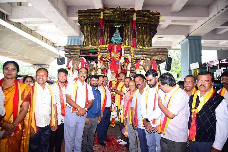 ನಗರ ಜಿಲ್ಲಾ ಕನ್ನಡ ಸಾಹಿತ್ಯ ಪರಿಷತ್ ವತಿಯಿಂದ ನಾಗಸಂದ್ರ ಮೆಟ್ರೊ ನಿಲ್ದಾಣ ಬಳಿ ಕನ್ನಡ ರಥಕ್ಕೆ ಸ್ವಾಗತ ಕೋರಲಾಯಿತು.