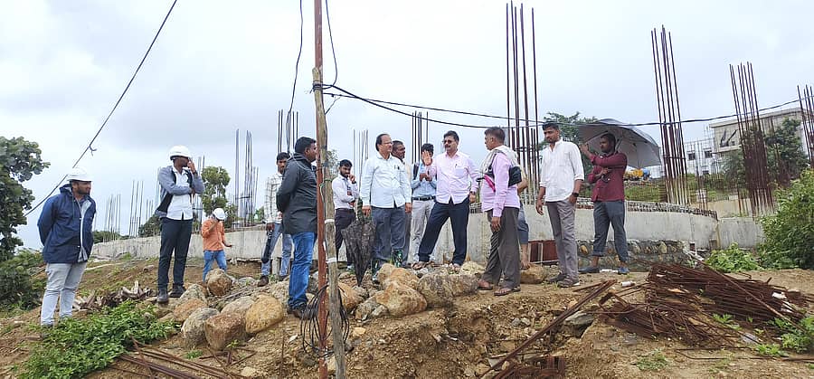 ಹಿರೇಬಾಗೇವಾಡಿ ಬಳಿಯ ಮಲ್ಲಪ್ಪನ ಗುಡ್ಡದಲ್ಲಿ ಆರ್‌ಸಿಯು ಕಟ್ಟಡಗಳ ನಿರ್ಮಾಣ ಸ್ಥಳಕ್ಕೆ  ಆರೋಗ್ಯ ಮತ್ತು  ಟುಂಬ ಇಲಾಖೆಯ ಸಹಾಯಕ ಎಂಜಿನಿಯರ್‌ ಅರುಣ ಕುಮಾರ ಗುರುವಾರ ಭೇಟಿ ನೀಡಿದರು