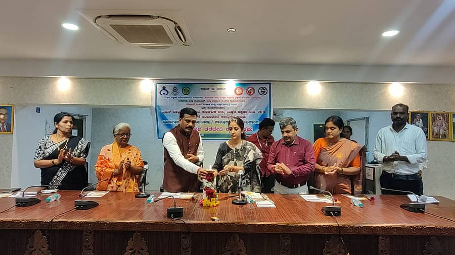 ಬೀದರ್ನ ಜಿಲ್ಲಾ ಪಂಚಾಯಿತಿ ಸಭಾಂಗಣದಲ್ಲಿ ಗುರುವಾರ ನಡೆದ ಮಕ್ಕಳ ಹಕ್ಕುಗಳ ರಕ್ಷಣಾ ನೀತಿ ಕುರಿತು ಜಿಲ್ಲಾ, ತಾಲ್ಲೂಕು ಮಟ್ಟದ ಅಧಿಕಾರಿಗಳ ಸಭೆಯನ್ನು ರಾಜ್ಯ ಮಕ್ಕಳ ಹಕ್ಕುಗಳ ರಕ್ಷಣಾ ಆಯೋಗದ ಸದಸ್ಯ ಶಶಿಧರ ಕೊಸಂಬೆ ಉದ್ಘಾಟಿಸಿದರು