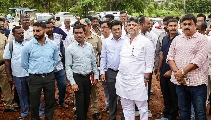 ನಿವೇಶನ ಹಂಚಿಕೆಗಾಗಿ ಚನ್ನಪಟ್ಟಣ ತಾಲ್ಲೂಕಿನ ಪಟ್ಲು ಗ್ರಾಮದಲ್ಲಿ ಗುರುತಿಸಿರುವ ಭೂಮಿಯನ್ನು ಉಪ ಮುಖ್ಯಮಂತ್ರಿ ಡಿ.ಕೆ. ಶಿವಕುಮಾರ್ ಶುಕ್ರವಾರ ಅಧಿಕಾರಿಗಳೊಂದಿಗೆ ವೀಕ್ಷಿಸಿದರು. ಜಿ.ಪಂ. ಸಿಇಒ ದಿಗ್ವಿಜಯ್ ಬೋಡ್ಕೆ, ಜಿಲ್ಲಾಧಿಕಾರಿ ಯಶವಂತ್ ವಿ. ಗುರುಕರ್ ಹಾಗೂ ಅಧಿಕಾರಿಗಳು ಇದ್ದಾರೆ