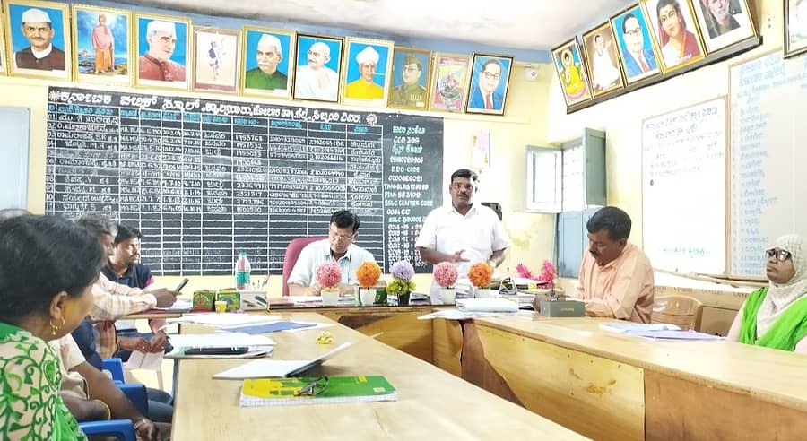 ವೇಮಗಲ್ ಹೋಬಳಿಯ ಕ್ಯಾಲನೂರು ಕರ್ನಾಟಕ ಪಬ್ಲಿಕ್ ಶಾಲೆಗೆ ಗುರುವಾರ ಭೇಟಿ ನೀಡಿದ ಶಿಕ್ಷಣ ಇಲಾಖೆಯ ಎಸ್ಎಸ್ಎಲ್‌ಸಿ ಪರೀಕ್ಷೆ ನೋಡಲ್ ಅಧಿಕಾರಿಗಳು ಪರಿಶೀಲನೆ ನಡೆಸಿದರು 
