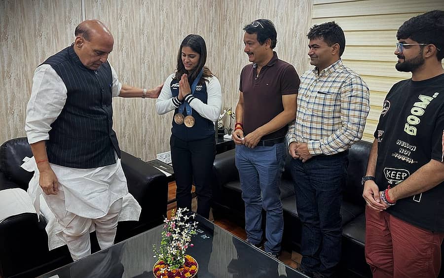 <div class="paragraphs"><p>ಕೇಂದ್ರ ರಕ್ಷಣಾ ಸಚಿವ ರಾಜನಾಥ್ ಸಿಂಗ್ ಅವರನ್ನು ಭೇಟಿಯಾದ ಮನು ಭಾಕರ್.</p></div>