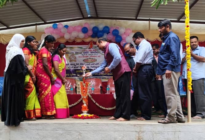 ಶಿರಾ ತಾಲ್ಲೂಕಿನ ಬುಕ್ಕಾಪಟ್ಟಣ ಸರ್ಕಾರಿ ಪ್ರಥಮ ದರ್ಜೆ ಕಾಲೇಜಿನ ವಿವಿಧ ಶೈಕ್ಷಣಿಕ ಚಟುವಟಿಕೆಗಳ ಸಮಾರೋಪ ಸಮಾರಂಭವನ್ನು ಬೆಂಗಳೂರು ವಿ.ವಿ ಅರ್ಥಶಾಸ್ತ್ರ ಸ್ನಾತಕೋತ್ತರ ಅಧ್ಯಯನ ಕೇಂದ್ರದ ಮುಖ್ಯಸ್ಥ ಎಸ್.ಆರ್.ಕೇಶವ ಉದ್ಘಾಟಿಸಿದರು