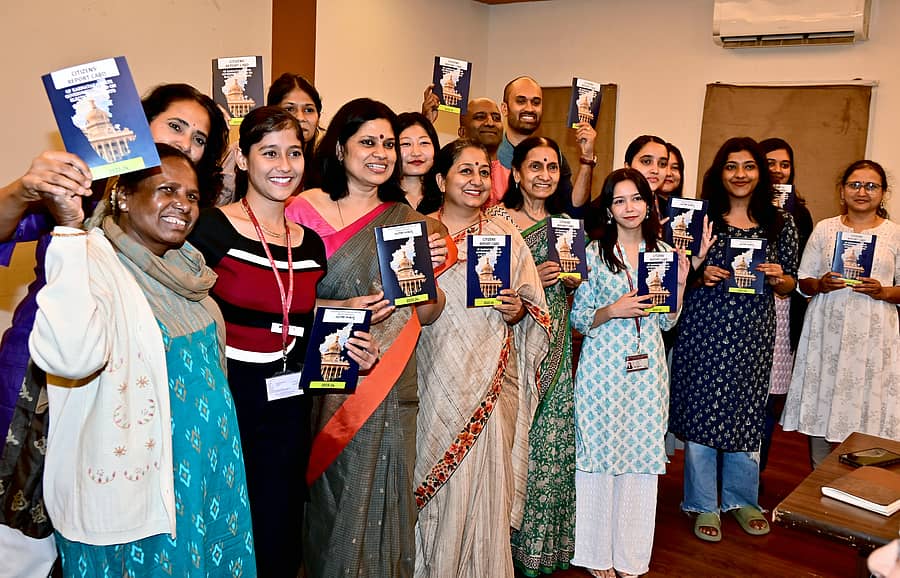 <div class="paragraphs"><p>ನಗರದಲ್ಲಿ ಗುರುವಾರ ನಡೆದ ಕಾರ್ಯಕ್ರಮದಲ್ಲಿ ಸಿವಿಕ್‌ ಬೆಂಗಳೂರು, ಸಿಟಿಜನ್ಸ್‌ ಅಜೆಂಡಾ ಫಾರ್‌ ಬೆಂಗಳೂರು ಹಾಗೂ ಸ್ಮಾರ್ಟ್‌ ಸಿಟಿಜಿನ್ಸ್‌ ಲ್ಯಾಬ್‌ ಸಂಸ್ಥೆಗಳ ವತಿಯಿಂದ ರಾಜ್ಯ ಸರ್ಕಾರದ ಒಂದು ವರ್ಷದ ಸಾಧನೆ ಕುರಿತ ವರದಿಯನ್ನು ಬಿಡುಗಡೆ ಮಾಡಲಾಯಿತು.  </p></div>