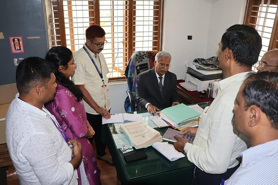 ದಾಸನಪುರ ಗ್ರಾಮ ಪಂಚಾಯತಿಯಲ್ಲಿ ಲೋಕಾಯುಕ್ತ ನ್ಯಾಯಮೂರ್ತಿ ಬಿ.ಎಸ್.ಪಾಟೀಲ ಅವರು ಕಡತಗಳನ್ನು ಪರಿಶೀಲಿಸಿದರು