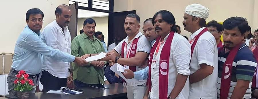 ರಾಷ್ಟ್ರೀಯ ಹೆದ್ದಾರಿ ಅವ್ಯವಸ್ಥೆ ಸರಿಪಡಿಸುವಂತೆ ಆಗ್ರಹಿಸಿ ಜಿಲ್ಲಾ ತುಳುನಾಡು ರಕ್ಷಣಾ ವೇದಿಕೆಯಿಂದ ಮನವಿ ನೀಡಲಾಯಿತು