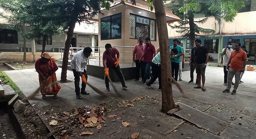 ರಾಣೆಬೆನ್ನೂರು ತಹಶೀಲ್ದಾರ್‌ ಕಚೇರಿ ಆವರಣದಲ್ಲಿ ಶಾಸಕ ಪ್ರಕಾಶ ಕೋಳಿವಾಡ, ತಹಶೀಲ್ದಾರ್‌ ಆರ್‌.ಎಚ್‌. ಭಾಗವಾನ ಮತ್ತು ನಗರಸಭೆ ಪೌರಾಯುಕ್ತ ಎಫ್‌.ಐ. ಇಂಗಳಗಿ ಕಸ ಗುಡಿಸುವ ಮೂಲಕ ಸ್ವಚ್ಛತೆ ಬಗ್ಗೆ ಅರಿವು ಮೂಡಿಸಿದರು