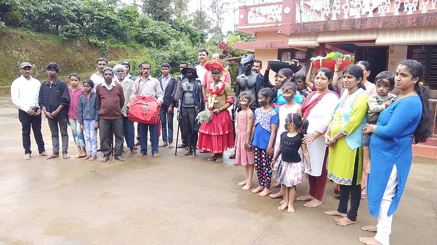 ನಾಪೋಕ್ಲು ಸಮೀಪದ ನರಿಯಂದಡದಲ್ಲಿ ತೆರಳುವ ಆಟಿ ಕಳೆಂಜ ತಂಡದವರು (ಸಂಗ್ರಹ ಚಿತ್ರ).