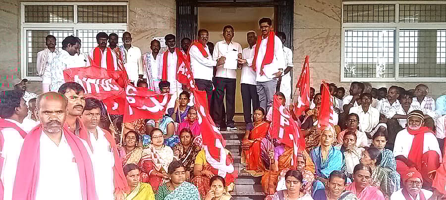 ಬಗರ್ಹುಕುಂ ಸಾಗುವಳಿ ಪತ್ರ, ವಸತಿ ಹಾಗೂ ನಿವೇಶನ ಸೌಲಭ್ಯಕ್ಕೆ ಆಗ್ರಹಿಸಿ ಮೊಳಕಾಲ್ಮುರಿನಲ್ಲಿ ಬುಧವಾರ ಪ್ರತಿಭಟನೆ ನಡೆಸಲಾಯಿತು