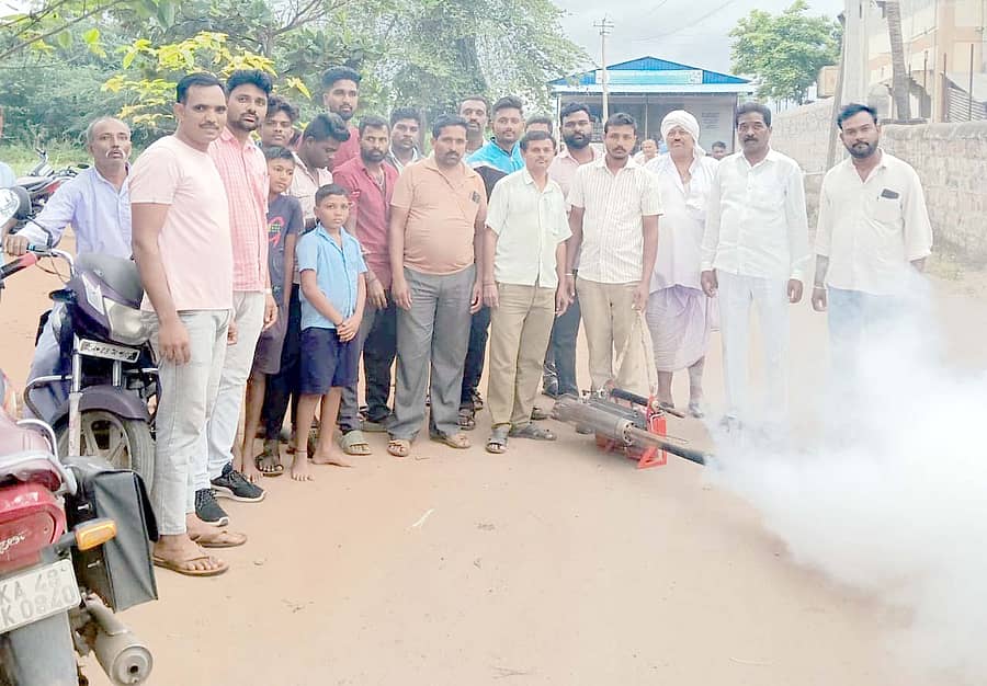 ತೇರದಾಳ ತಾಲ್ಲೂಕಿನ ಸಸಾಲಟ್ಟಿಯಲ್ಲಿ ಸ್ವಾಮಿ ವಿವೇಕಾನಂದ ಗೆಳೆಯರ ಬಳಗದವರು ತಮ್ಮ ಸ್ವಂತ ಖರ್ಚಿನಲ್ಲಿ ಫಾಗಿಂಗ್ ಮಾಡಿಸಿದರು