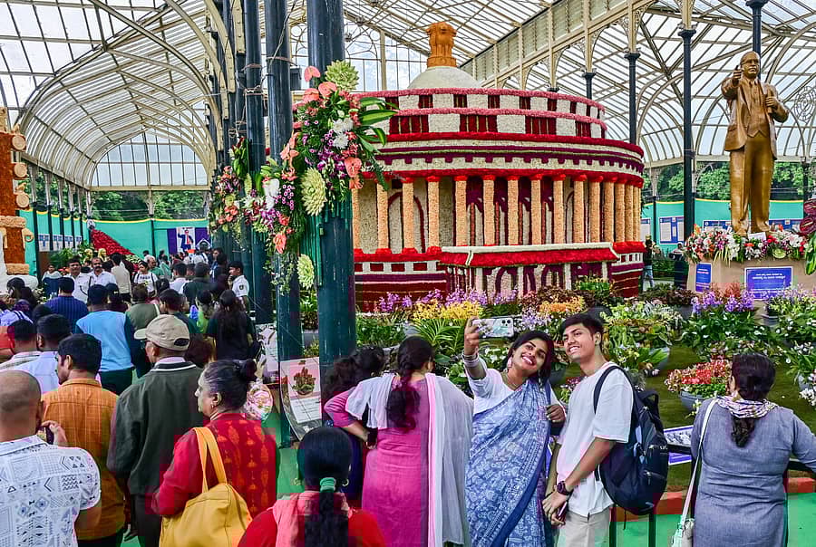 <div class="paragraphs"><p>ಲಾಲ್‌ಬಾಗ್‌ನಲ್ಲಿ ಫಲಪುಷ್ಪ ಪ್ರದರ್ಶನವನ್ನು ನಾಗರಿಕರು ಸೆಲ್ಫಿ ಕ್ಲಿಕ್ಕಿಸಿಕೊಂಡರು.&nbsp; </p></div>