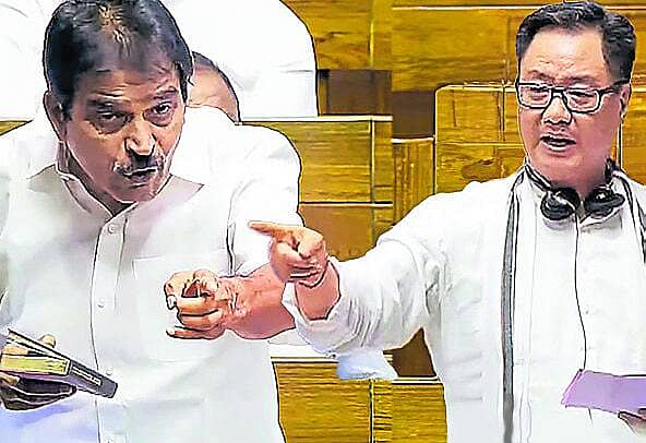 <div class="paragraphs"><p>ಮಸೂದೆಯ ಕುರಿತು ಸಚಿವ ಕಿರಣ್ ರಿಜಿಜು ಮತ್ತು ಸಂಸದ ಕೆ.ಸಿ. ವೇಣುಗೋಪಾಲ್ ಮಾತನಾಡಿದರು –ಪಿಟಿಐ ಚಿತ್ರ</p></div>