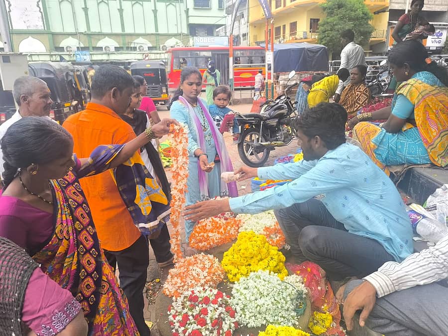 ಕಲಬುರಗಿ ನಗರದ ಸೂಪರ್‌ ಮಾರುಕಟ್ಟೆಯಲ್ಲಿ ಹೂವು ಖರೀದಿಸುತ್ತಿರುವ ಮಹಿಳೆಯರು