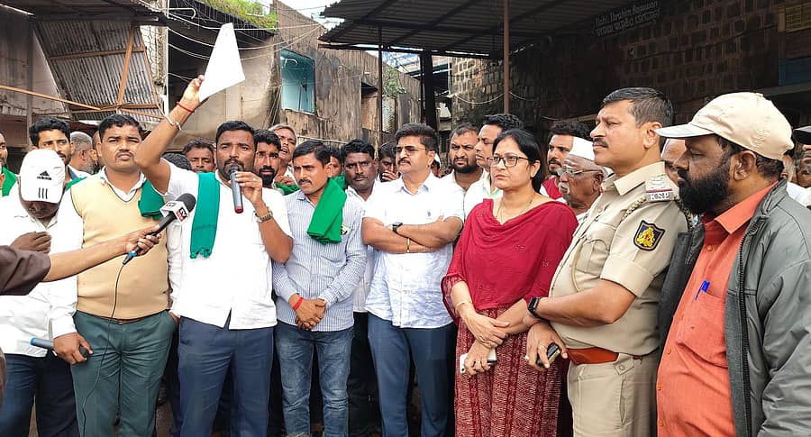 ಸಂಕೇಶ್ವರದಲ್ಲಿ ತರಕಾರಿ ಬೆಳೆಗಾರರು ಪ್ರತಿಭಟನೆ ನಡೆಸಿದರು