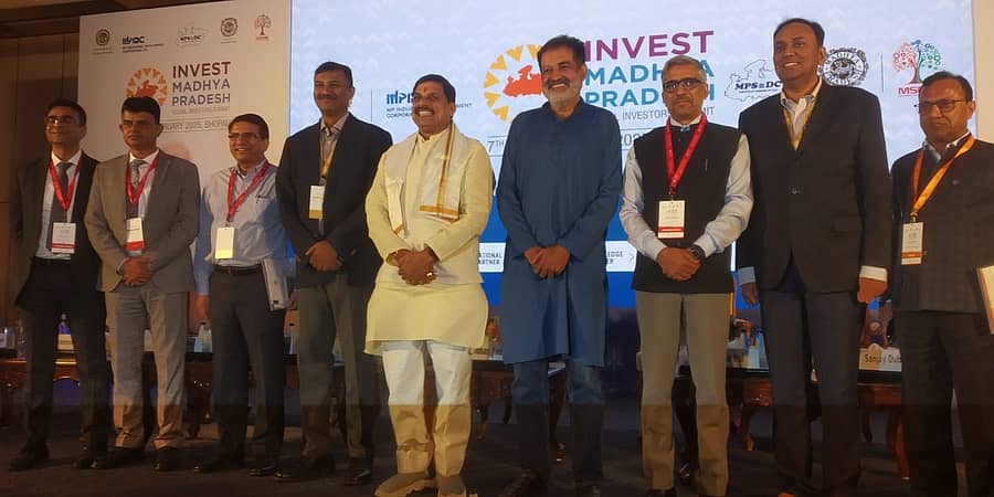 ಬೆಂಗಳೂರಿನಲ್ಲಿ ಗುರುವಾರ ಹಮ್ಮಿಕೊಂಡಿದ್ದ ‘ಮಧ್ಯಪ್ರದೇಶದಲ್ಲಿ ಹೂಡಿಕೆಗೆ ಅವಕಾಶಗಳು’ ಕುರಿತ ಸಮಾವೇಶದಲ್ಲಿ ಮಧ್ಯಪ್ರದೇಶದ ಮುಖ್ಯಮಂತ್ರಿ ಮೋಹನ್‌ ಯಾದವ್‌ (ಮಧ್ಯದಲ್ಲಿ) ಹಾಗೂ ಉದ್ಯಮಿಗಳು, ವಿವಿಧ ಇಲಾಖೆಯ ಅಧಿಕಾರಿಗಳು ಪಾಲ್ಗೊಂಡಿದ್ದರು