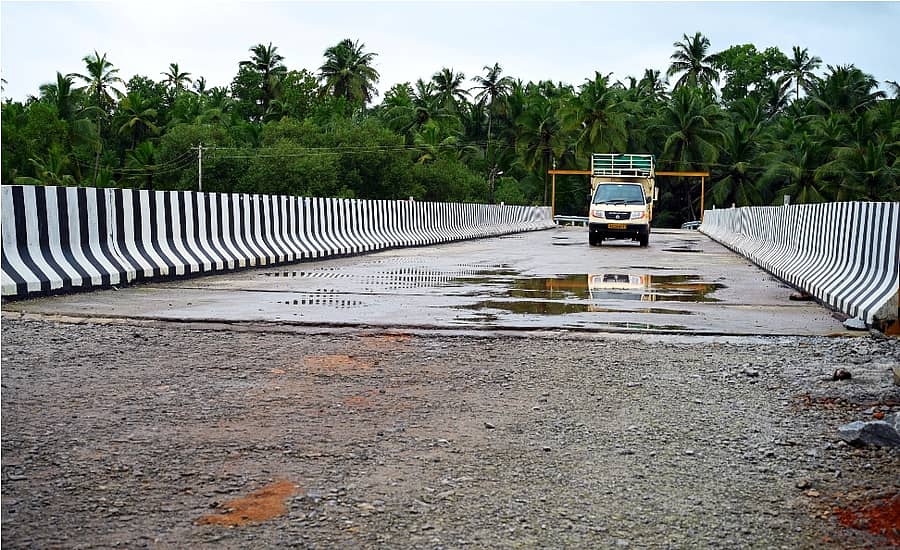 ಬಾರ್ಕೂರು ಮೂಡಹಡು ಪಾಂಡೇಶ್ವರ ಸಾಸ್ತಾನವ ಸಂಪರ್ಕಿಸುವ ರಸ್ತೆಯಲ್ಲಿ ಬೆಣ್ಣೆಕುದ್ರು ಬಳಿ ನಿರ್ಮಾಣಗೊಂಡಿರುವ ಸೇತುವೆ