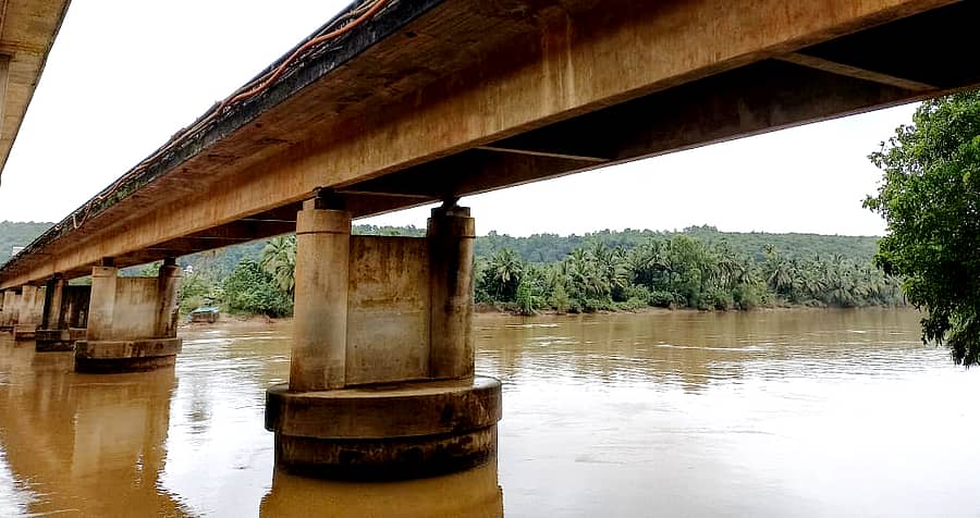 ಕುಮಟಾದ ಅಘನಾಶಿನಿ ನದಿ ಹಳೆ ಸೇತುವೆಯ ತಳ ಭಾಗದ ನೋಟ 