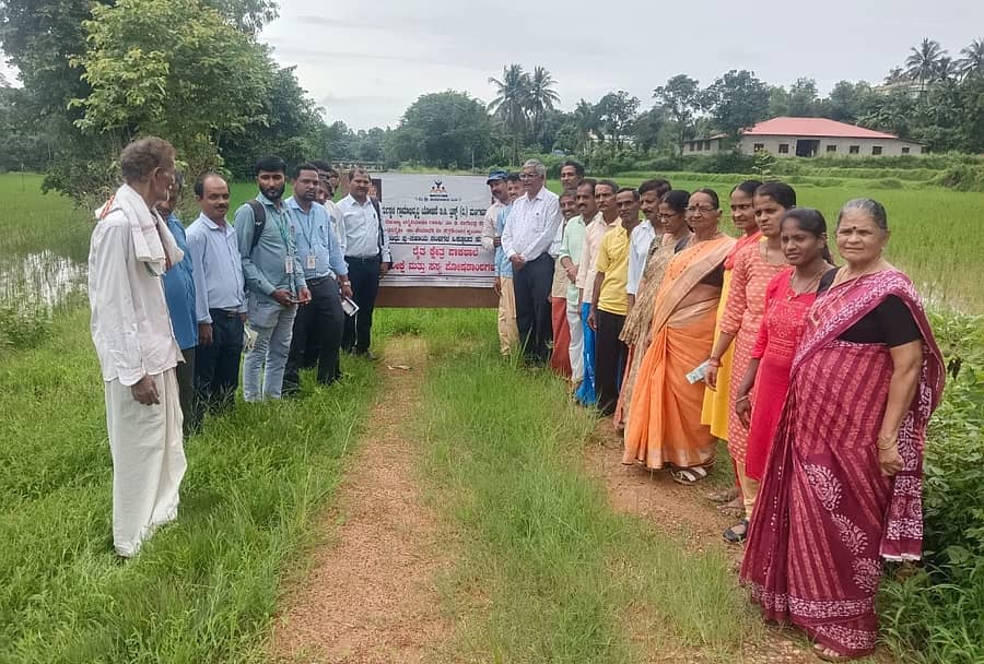 ಮಣ್ಣು ಪರೀಕ್ಷೆ ಹಾಗೂ ಸಸ್ಯ ಪೋಷಕಾಂಶ ನಿರ್ವಹಣೆ ಕುರಿತು ರೈತ ಕ್ಷೇತ್ರ ಪಾಠ ಶಾಲೆ ಕಾರ್ಯಕ್ರಮ ಪರಂಡೆಯಲ್ಲಿ ಗುರುವಾರ‌ ನಡೆಯಿತು