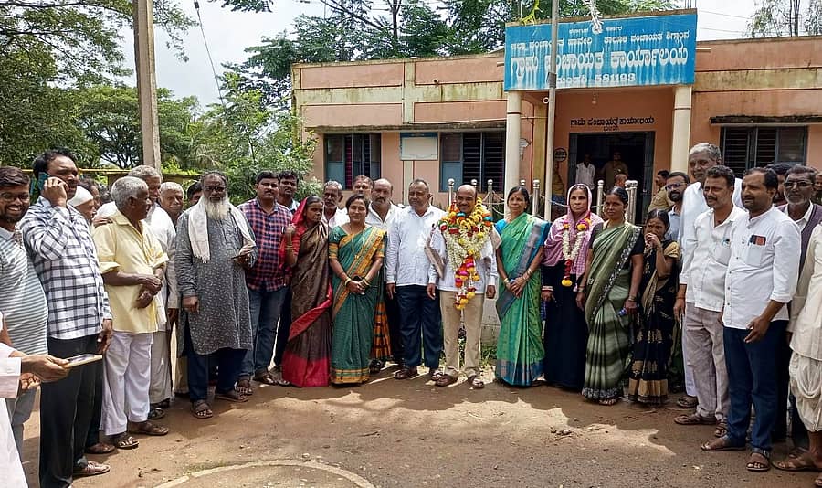 ದುಂಡಶಿ ಗ್ರಾಮ ಪಂಚಾಯಿತಿ ನೂತನ ಅಧ್ಯಕ್ಷರಾಗಿ ಹಸೀನಾಬಾನು ಉಮರಪರೋಖ ಹೊಸೂರ, ಉಪಾಧ್ಯಕ್ಷರಾಗಿ ಮಮ್ಮದರಫೀಕ್ ಹಜರೇಸಾಬ ಶಿರಗೋಡ ಅವಿರೋಧವಾಗಿ ಆಯ್ಕೆಯಾದರು