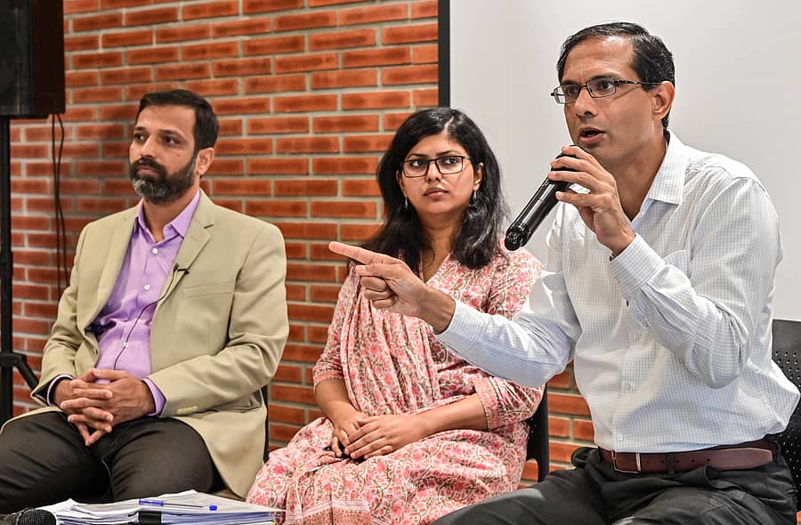 <div class="paragraphs"><p>ಜನಾಗ್ರಹ ‘ಗ್ರೇಟರ್ ಬೆಂಗಳೂರು ಆಡಳಿತ ಮಸೂದೆ’ಯ ತುಲನಾತ್ಮಕ ವಿಶ್ಲೇಷಣೆ ವರದಿ ಬಿಡುಗಡೆ ಸಂದರ್ಭದಲ್ಲಿ ಜನಾಗ್ರಹದ ಮುಖ್ಯ ಕಾರ್ಯನಿರ್ವಾಹಕ ಅಧಿಕಾರಿ ಶ್ರೀಕಾಂತ್ ವಿಶ್ವನಾಥನ್ ಮಾತನಾಡಿದರು. ಸಹಭಾಗಿತ್ವ ಆಡಳಿತದ ಮುಖ್ಯಸ್ಥ ಸಂತೋಷ ನರಗುಂದ ಮತ್ತು ಪೌರ ಕಾನೂನು ಮತ್ತು ನೀತಿಯ ಮುಖ್ಯಸ್ಥರಾದ ವಿ.ಆರ್. ವಚನ ಉಪಸ್ಥಿತರಿದ್ದರು.</p></div>