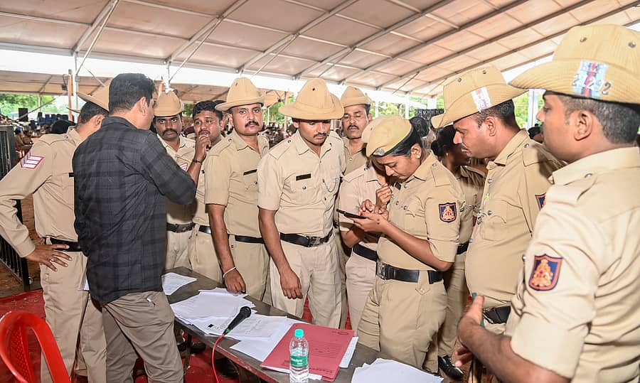 ಕಾಂಗ್ರೆಸ್ ಜನಾಂದೋಲನ ಸಮಾವೇಶದ ಹಿನ್ನೆಲೆಯಲ್ಲಿ ಮಹಾರಾಜ ಕಾಲೇಜು ಮೈದಾನದ ಆವರಣದಲ್ಲಿ ಶನಿವಾರ ಪೊಲೀಸ್ ಸಿಬ್ಬಂದಿಯ ಹಾಜರಾತಿ ತೆಗೆದುಕೊಳ್ಳುವ ಪ್ರಕ್ರಿಯೆ ನಡೆಯಿತು –ಪ್ರಜಾವಾಣಿ ಚಿತ್ರ/ಅನೂಪ್ ರಾಘ.ಟಿ.