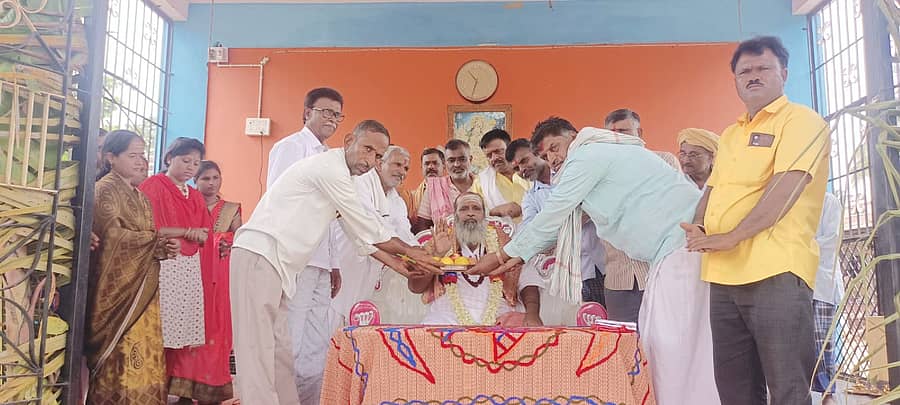 ಸವಣೂರ ತಾಲ್ಲೂಕಿನ ಹುರಳಿಕುಪ್ಪಿ ಗ್ರಾಮದಲ್ಲಿರುವ ಮಾರುತಿ ದೇವಸ್ಥಾನದ ಮೂರ್ತಿ ಸ್ಥಳಾಂತರ ಕಾರ್ಯಕ್ರಮದಲ್ಲಿ ಸಾನ್ನಿಧ್ಯ ವಹಿಸಿದ್ದ ವಿಮಲ ರೇಣುಕ ವೀರಮುಕ್ತಿ ಮುನಿ ಶಿವಾಚಾರ್ಯ ಸ್ವಾಮೀಜಿ ಅವರನ್ನು ಗ್ರಾಮಸ್ಥರು ಸನ್ಮಾನಿಸಿದರು