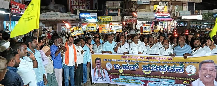 ಅಜ್ಜಂಪುರದಲ್ಲಿ ಗುರುವಾರ ಕಾಂಗ್ರೆಸ್ ಕಾರ್ಯಕರ್ತರು ನಡೆಸಿದ ಪಂಜಿನ ಮೆರವಣಿಗೆಯಲ್ಲಿ ಶಾಸಕ ಜಿ.ಎಚ್.ಶ್ರೀನಿವಾಸ್ ಪಾಲ್ಗೊಂಡಿದ್ದರು