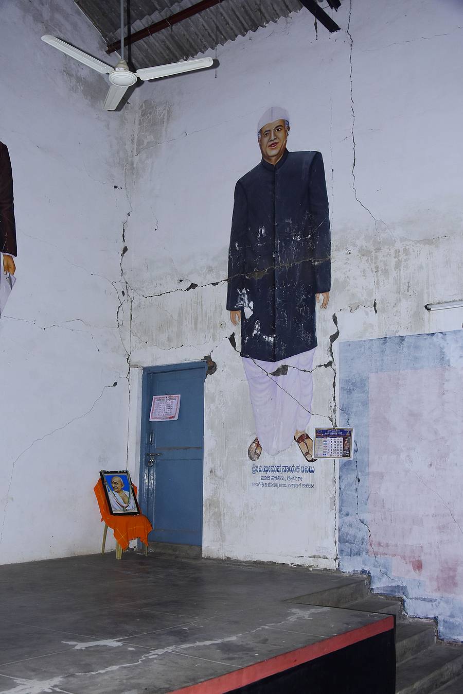 ಸ್ಟೇಡಿಯಂ ರಸ್ತೆಯಲ್ಲಿರುವ ಸ್ವಾತಂತ್ರ್ಯ ಹೋರಾಟಗಾರರ ಸ್ಮಾರಕ ಭವನದ ಗೋಡೆ ಬಿರುಕು ಬಿಟ್ಟಿರುವುದು 
