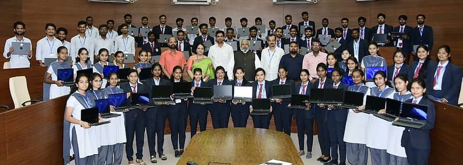 ಕಲಬುರಗಿಯ ವಿಟಿಯು ಪ್ರಾದೇಶಿಕ ಕೇಂದ್ರದ ಕ್ಯಾಂಪಸ್ನಲ್ಲಿ ಶುಕ್ರವಾರ ಪರಿಶಿಷ್ಟ ಸಮುದಾಯದ ವಿದ್ಯಾರ್ಥಿಗಳಿಗೆ ಉಚಿತ ಲ್ಯಾಪ್ಟಾಪ್ ವಿತರಿಸಲಾಯಿತು. ಕೇಂದ್ರದ ನಿರ್ದೇಶಕ ಪ್ರೊ. ಬಸವರಾಜ ಗಾದ್ಗೆ ಹಾಗೂ ಪ್ರಾಧ್ಯಾಪಕರು ಭಾಗವಹಿಸಿದ್ದರು