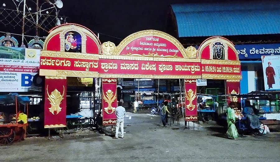 ಪಾವಗಡ ಶನೈಶ್ಚರ ದೇಗುಲವನ್ನು ಶ್ರಾವಣ ಮಾಸದ ಪ್ರಯುಕ್ತ ಬಗೆ ಬಗೆಯ ಹೂವಿನಿಂದ ಅಲಂಕರಿಸಿರುವುದು