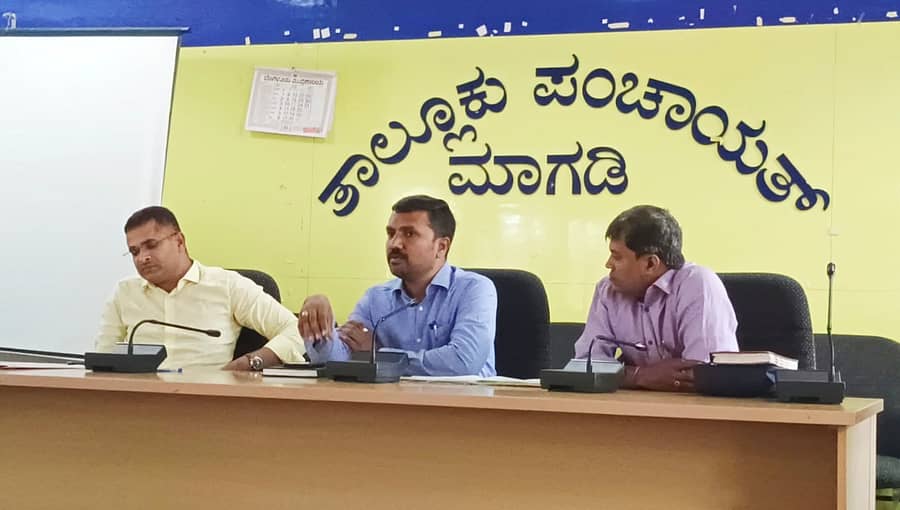 ಮಾಗಡಿ ಪಟ್ಟಣದ ತಾಲೂಕು ಪಂಚಾಯಿತಿ ಆವರಣದಲ್ಲಿ ಕನ್ನಡ ಜ್ಯೋತಿ ರಥಯಾತ್ರೆ ಪೂರ್ವಭಾವಿ ಸಭೆ ತಹಶೀಲ್ದಾರ್ ಶರತ್ ಕುಮಾರ್ ಅಧ್ಯಕ್ಷತೆಯಲ್ಲಿ ನಡೆಯಿತು. ತಾ.ಪಂ.ಇಒ ಜಯಪಾಲ್, ಕಸಾಪ ಅಧ್ಯಕ್ಷ ಪದ್ಮನಾಭ ಜತೆಯಲ್ಲಿ ಇದ್ದರು.