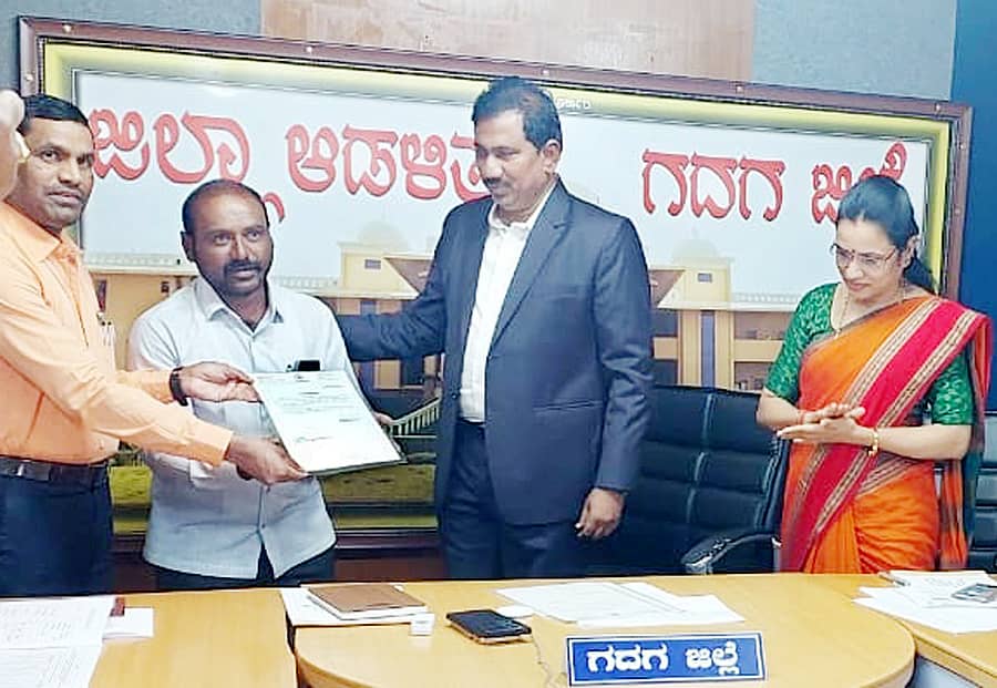 ನರೇಗಲ್ ಸಮೀಪದ ಮಾರನಬಸರಿ ಗ್ರಾಮದ ಕಂದಾಯ ಇಲಾಖೆಯ ಗ್ರಾಮಸೇವಕ ಕಳಕಪ್ಪ ಕುಷ್ಟಗಿಯವರು ಗದಗ ಜಿಲ್ಲಾಧಿಕಾರಿಯಿಂದ ಪ್ರಶಂಸನಾ ಪತ್ರ ಪಡೆದರು