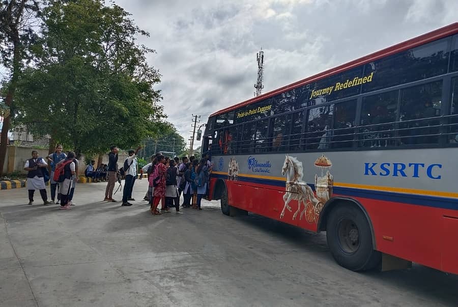 ಜಯಪುರ ಬಸ್ ನಿಲ್ದಾಣದಲ್ಲಿ ನೂಕು ನುಗ್ಗಲಿನಲ್ಲಿ ಬಸ್ ಹತ್ತಲು ಯತ್ನಿಸುತ್ತಿರುವ ವಿದ್ಯಾರ್ಥಿಗಳು.