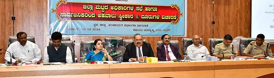 ಧಾರವಾಡದಲ್ಲಿ ಶುಕ್ರವಾರ ನಡೆದ ಸಭೆಯಲ್ಲಿ ಶ್ಯಾಮ್ ಭಟ್ ಮಾತನಾಡಿದರು. ಪಾಲಿಕೆ ಆಯುಕ್ತ ಈಶ್ವರ ಉಳ್ಳಾಗಡ್ಡಿ, ಜಿಲ್ಲಾಧಿಕಾರಿ ದಿವ್ಯಪ್ರಭು, ಎಸ್.ಕೆ.ವಂಟಗೋಡಿ, ಅರುಣ್ ಪೂಜಾರ್, ಜಿಲ್ಲಾ ಪೊಲೀಸ್ ವರಿಷ್ಠಾಧಿಕಾರಿ ಗೋಪಾಲ ಬ್ಯಾಕೋಡ, ಧಾರವಾಡ ನಗರ ಡಿಸಿಪಿ ಮಹಾನಿಂಗ ನಂದಗಾವಿ ಪಾಲ್ಗೊಂಡಿದ್ದರು